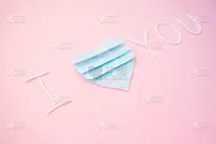 题字、文字“我爱你”用蓝心做成，用医用口罩切成片。情人节。创意贺卡的节日。冠状病毒大流行,covid