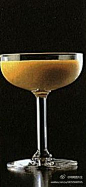 【亮眼Eye Opener Cocktail】材料：牙买加朗姆酒1杯，苦艾酒2打石，柳橙柑香酒2打石，纽瓦甜酒2打石，砂糖1茶勺蛋黄1个量 制法：①将所有材料倒入雪克杯中摇和；②将摇和好的酒倒入酒杯中。因为是以朗姆酒为基酒调和的饮料，其味道应该立刻体现出来读者可以根据个人的喜好加入鸡蛋和朗姆酒以外的材料。