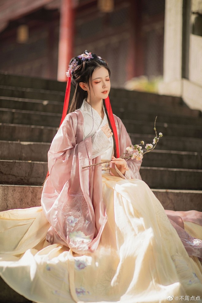 汉服超话
发一套之前的双人汉服商品图！...