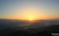 这些地球上最高的山峰共同构筑了我们的屋脊。无论是雨雪阴晴之间，还是晨曦晚照之时，...