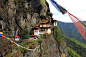 不丹的虎穴寺
不丹的塔克桑寺，也被称之为“虎穴寺”，建在帕罗河谷的悬崖峭壁上，距谷底大约900米。这座寺庙所在的斜坡非常陡峭，几乎呈90度角。