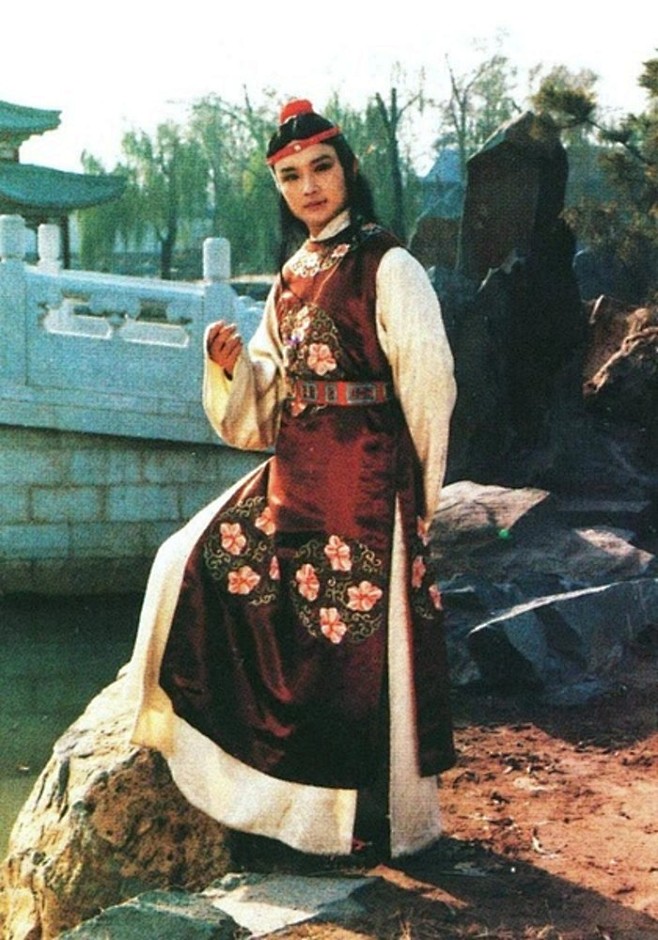 87版红楼梦人物欧阳奋强饰演贾宝玉