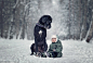 Andy Seliverstoff花了4个月时间在俄罗斯拍摄的一套“Little Kids and Their Big Dogs ”系列作品，孩子都不超过0.6米，而他们家的宠物都是巨型犬，包括大丹，纽芬兰等