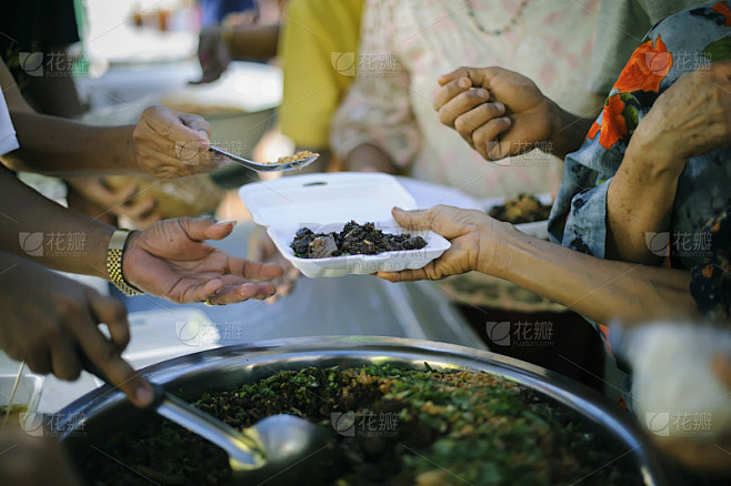 无家可归的人得到了食物救济，饥荒救济:志愿者给急需食物的穷人:食物分享的概念帮助解决无家可归者的饥饿
