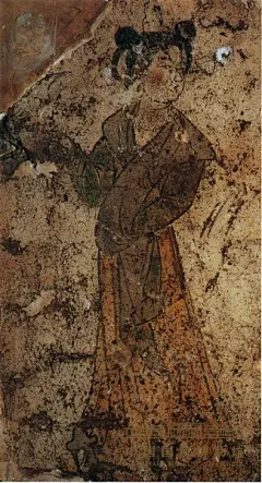 侍女壁画
唐
高113厘米，宽54厘米
1953年陕西省咸阳市底张湾唐墓出土
唐代绘画保留下来最多的是壁画。石窟、寺观的壁画偏重于佛教内容，墓室壁画则以世间人物为主。与汉代的墓室壁画相比，神话色彩大为减弱，生活内容更加丰富。此画中侍女为一少女，脸部丰圆，神情天真，体态优美，线条简洁流畅，具有典型的唐代绘画风格。
