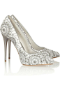 Designed with a silver leather heel, gray embroidery and shimmering crystals, #Alexander #Mcueen's white suede pumps are guaranteed to make a statement.@北坤人素材