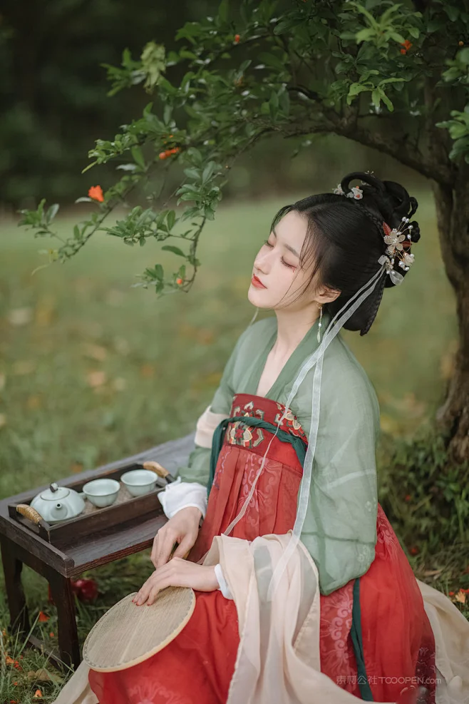 石榴树下喝茶的古装美女图片图片_浮生 | 卿歌图片素材-花瓣网