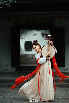心是要，
法是尘，
两种犹如镜上痕。
镜已破，
法不存，
疏影横斜水清浅，
暗香浮动月黄昏。