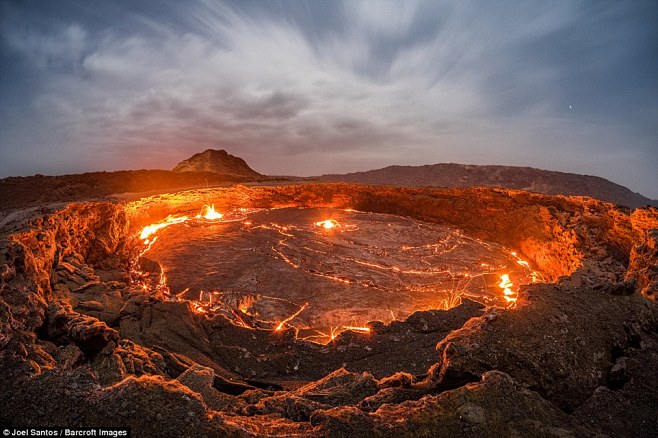 摄影师抓拍岩浆湖 被称为“地狱之门”