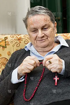 年长的宗教天主教徒用念珠祈祷