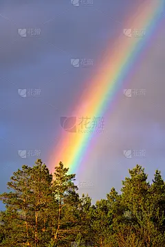 雨后天空中美丽的彩虹光谱。云中五彩缤纷的现象。没有人