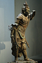 木雕 十二神将立像（戌神） 镰仓时代。十二尊神将原本为京都净琉璃寺旧藏，明治时代流失寺外，现在东京国立博物馆藏有5尊，静嘉堂文库藏有7尊，最近在静嘉堂文库所藏亥神头部内发现有安贞2年（1228年） 的纪年。推测为庆派佛师的作品 ​​​​