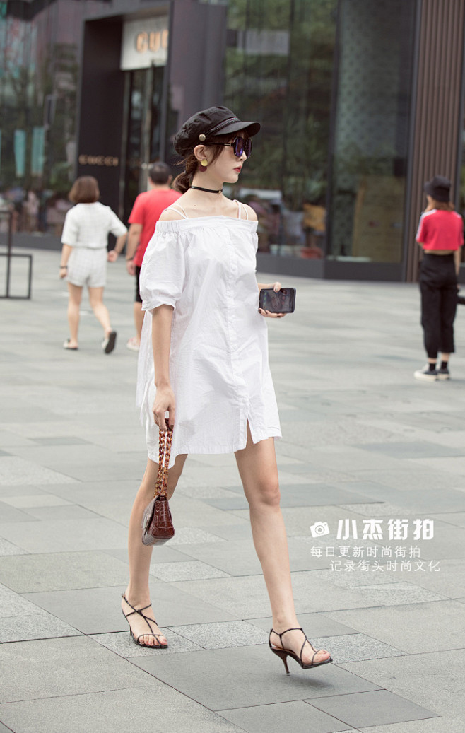 街拍更新-纯白无暇的小姐姐，发现小姐姐手...