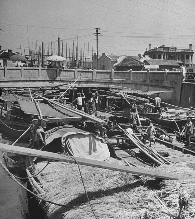 1947年，上海。拥堵的苏州河。