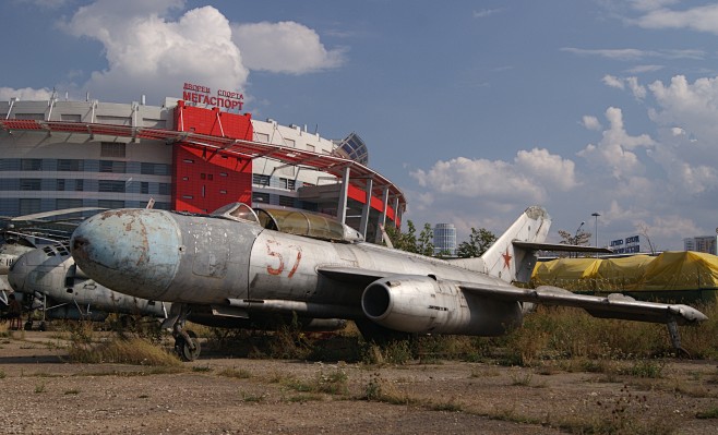 Abandoned_aircraft_m...