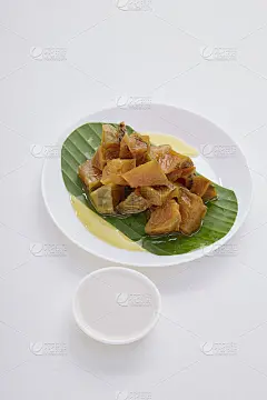 泰国甜品，白盘上加糖浆的南瓜