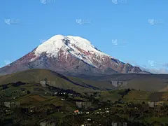 厄瓜多尔最高的雪顶火山，夕阳下的钦博拉索山