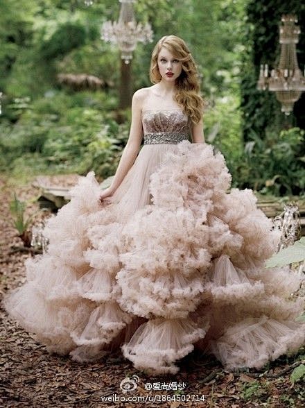 泰勒身着超美婚纱，裙摆好像云朵~~~