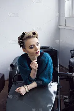 海报女郎在摩托车上