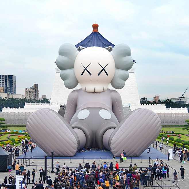 [米田主动设计] KAWS 至今最大型臥...