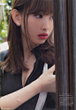 组图：小嶋阳菜最新大片秀事业线 迷离眼神勾人 : 日本女星小嶋阳菜近日为某周刊杂志拍摄写真，迷离眼神魅惑勾人。
