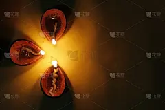 美丽的形象组三个橙色棕色粘土砖燃烧与反射。印度庆祝排灯节与文本复制空间。印度排灯节的问候卡设计。