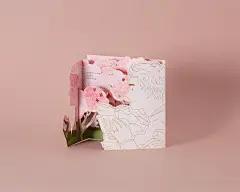Start with Flowers - WeWei Wedding Invitation : 這張喜帖透過開啟的過程，展示了新人從「交往」到「結婚」的時間線，既是從「花」到「花」的故事，也是從「我對你」到「我們」。