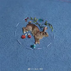 超级可爱的手工刺绣~这些刺绣的作者居然是一位插画家Chloe Giordano，而图上的小可爱都是他的插画作品哦心灵手巧呀 ​