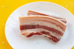 黄底白色盘子里的五花肉。