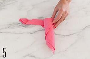 创意毛巾玫瑰折纸图解 教你怎么用毛巾折玫...
