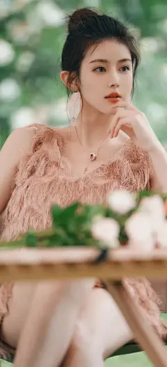 有哪些真人美女壁纸又纯又欲的？ - 知乎