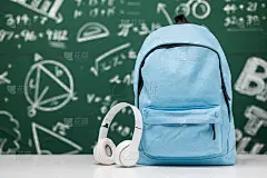 回到学校背景。文具在书包里。横幅设计教育用黑板上的数学公式。