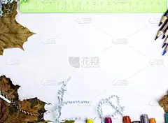 返校时用记号笔、铅笔、蓝色原纸、绿色尺子和秋叶作文模型