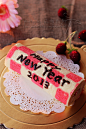 新年快乐蛋糕卷
      转眼步入2013年了，在这儿祝美食天下的朋友们元旦快乐，身体健康！在这么重要的日子里，我就做个彩绘的新年快乐蛋糕卷来表达一下吧，做这个还挺拿手的，哈哈！