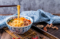筷子夹起中式红烧牛肉面面条图片下载