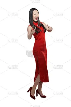 穿着红色旗袍的中国妇女