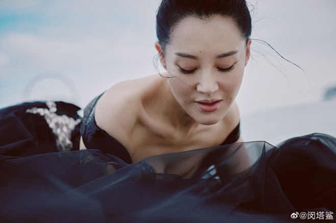 组图50岁许晴穿性感纱裙肆意大笑极致身材一览无遗许晴身穿黑色深v纱