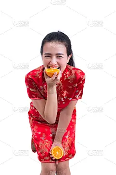 美丽的年轻亚洲妇女的肖像穿着中国传统旗袍或旗袍。吃橘子，孤立白底，健康，过年欢宴，过年庆生