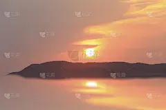 夕阳依山映水，鸟飞归家