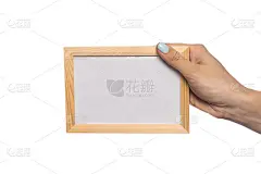 美丽的女性手握一个相框与一个空的地方为题词。孤立在白色背景上。