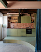 #DECO空间# 墨尔本，Hoa's House, 150年的酒馆化身为明亮挑高的家，色彩的温柔平衡砖墙的粗犷。（Design by IOA-Studio, photos by Tom Ross) ​​​​
