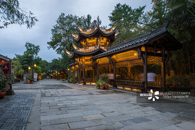 成都市双流区黄龙溪古镇黄金路夜景正版图片...