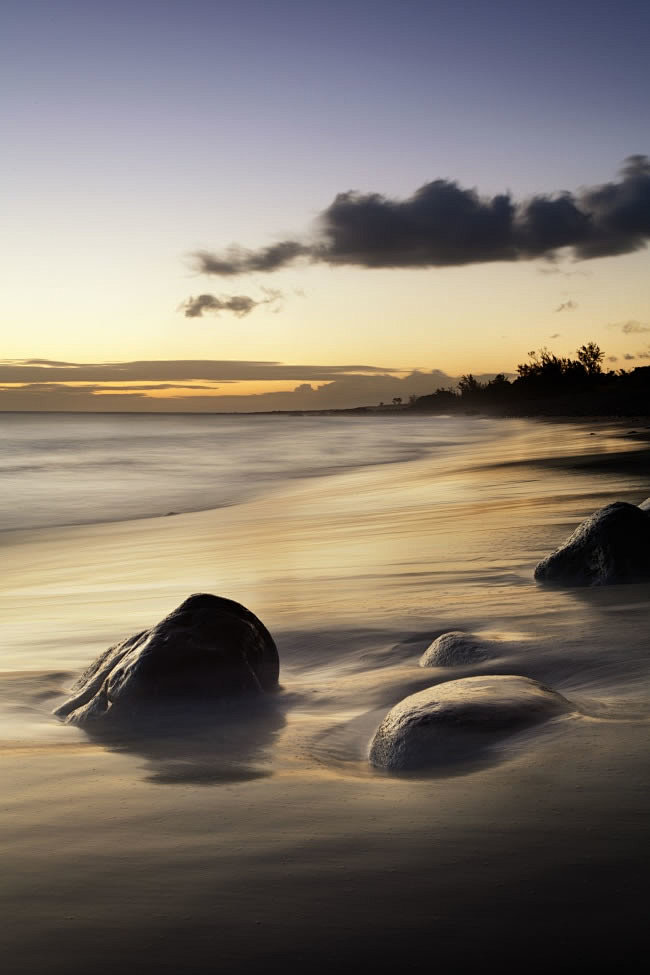 黄昏大海与岸边岩石图片