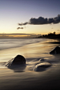 黄昏大海与岸边岩石图片