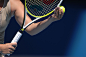 女网球运动员拿着网球球拍准备发球与网球球和球拍的女人 