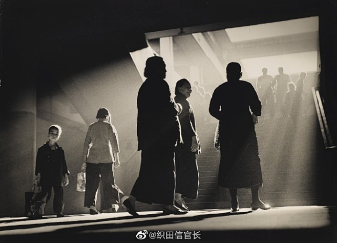 何藩镜头下的香港市井气息，他对光影的控制...