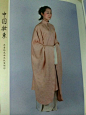 看到了复原小组的竖领衫，真的和大芽芽作品和4金甁梅插画里的很像耶，那敞阔的袖子，修长的身形，感觉很美。
而现在的很多竖领衫衣长到膝就算很长了，而且袖口也不大，还是那种明中期中短袄的审美。
或者是净莲满堂那种，类似肖像画中那种僵硬的感觉