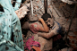 在工厂倒塌的瓦砾中发现的一对夫妻 by Taslima Akhter