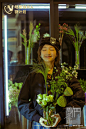 组图：明星制作人周冬雨化身文艺花房姑娘 圆儿时花艺师之梦 : 在明星制片人安安静静学习插花的小黄鸭真的非常文静啦。