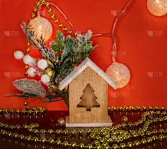 圣诞组成。圣诞花环、木房子、雪枝和红色背景上的金珠子。新2021年。副本的空间。